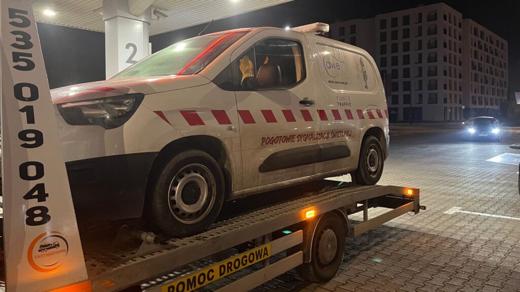 pojazd osobowy przewożony na lawecie pomocy drogowej